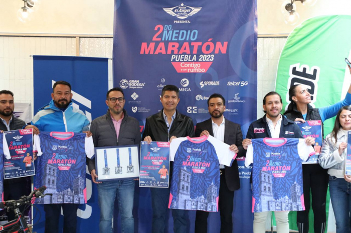 PRESENTA AYUNTAMIENTO DE PUEBLA PLAYERA Y MEDALLA DEL MEDIO MARATÓN