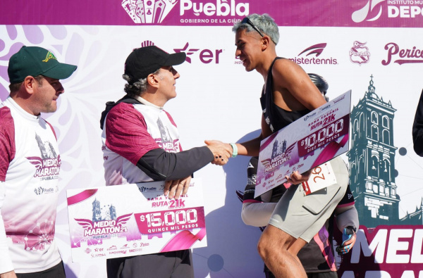 Pepe Chedraui dio el banderazo de la salida al Medio Maratón 21K Puebla 2025
