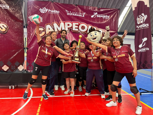 Adultos mayores demuestran su pasión deportiva en el Torneo de Barrios de Cachibol