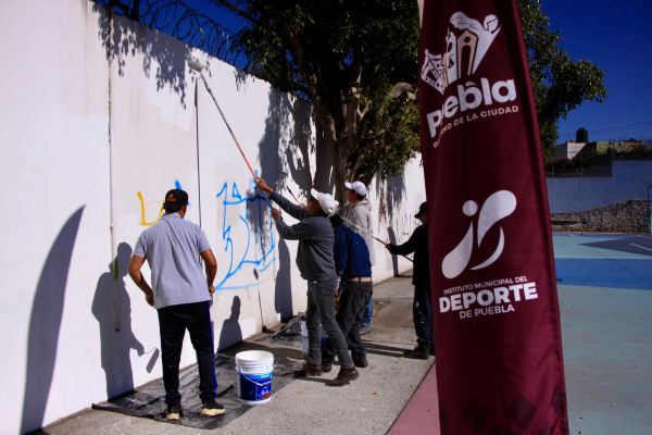 Realiza Gobierno de la Ciudad jornada de pintura en la Cancha de Usos Múltiples La María