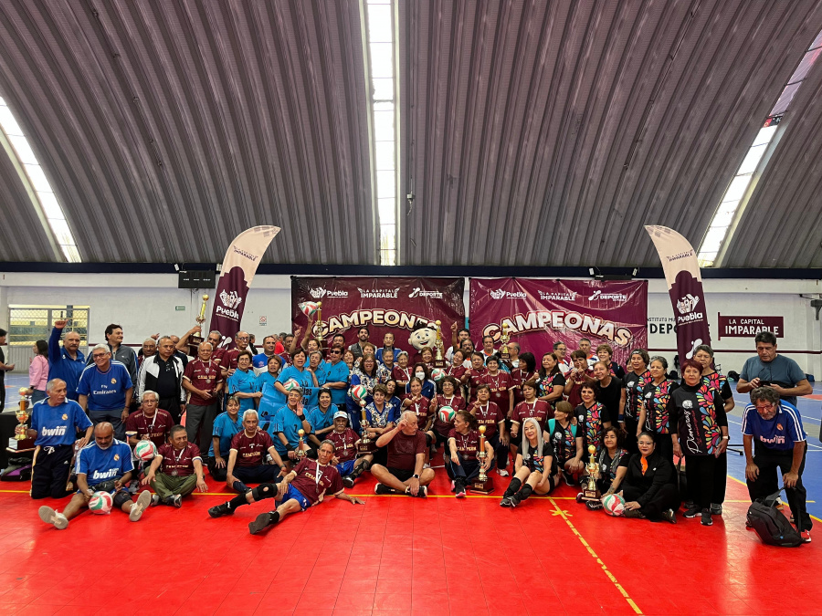Adultos mayores demuestran su pasión deportiva en el Torneo de Barrios de Cachibol